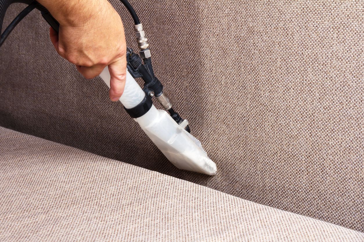 Comment nettoyer un fauteuil en tissu ? | Menzzo - Blog